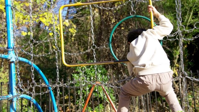 遊具で遊ぶ子供