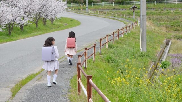 ランドセルを背負った登校中の2人の女の子