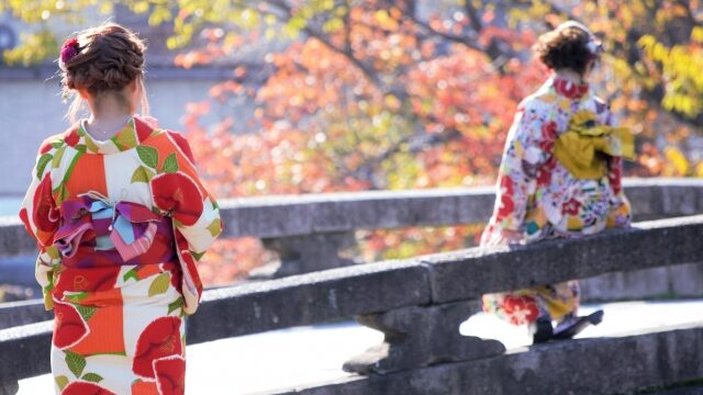 橋の上所に2人の着物姿の女性