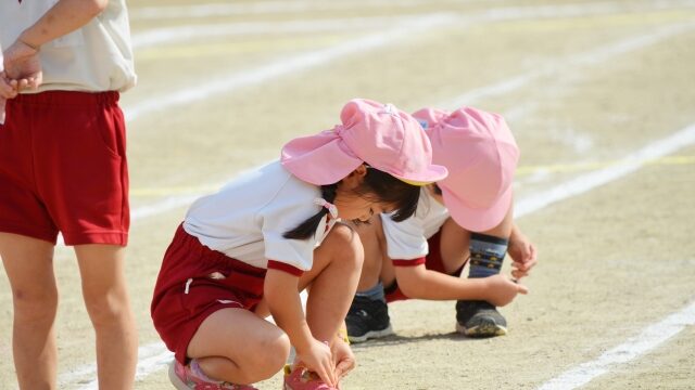 幼稚園児が靴を履いている